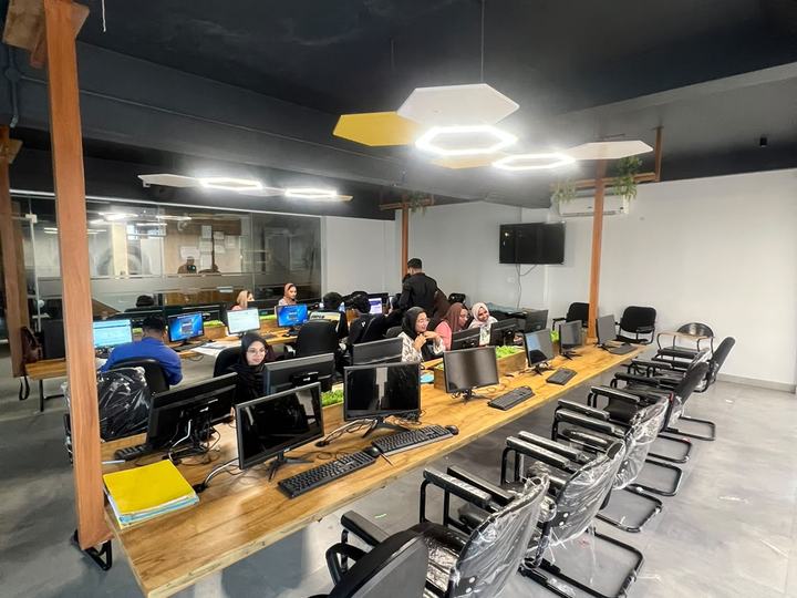 A class in progress in the main lab