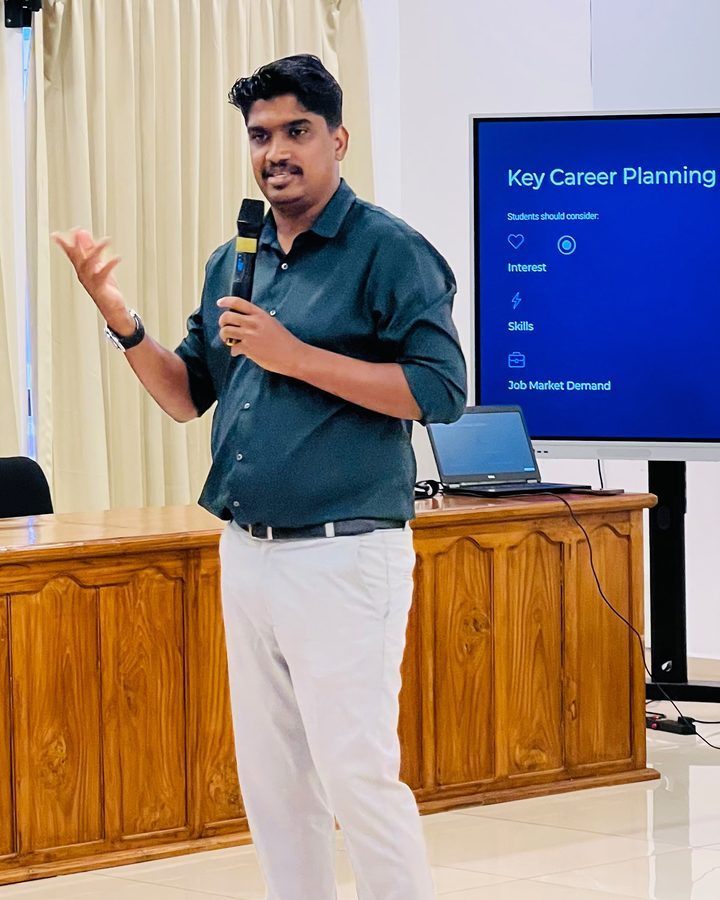 Mr. Saijal Pulikkuth teaching a session